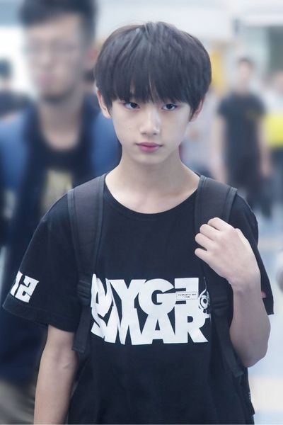 Hình ảnh trai đẹp 9 tuổi che mặt tạo sự tò mò và phong cách độc đáo riêng biệt