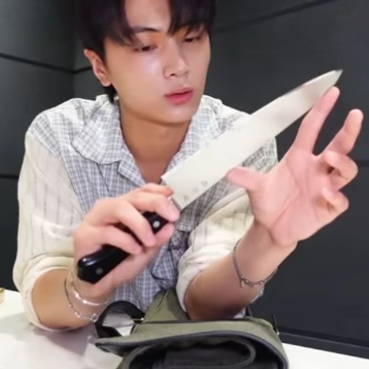 Cầm dao là vì hết cách nói chuyện nhẹ nhàng