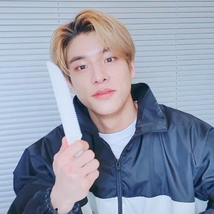 Đang yêu đời mà thấy tin nhắn là cầm dao liền