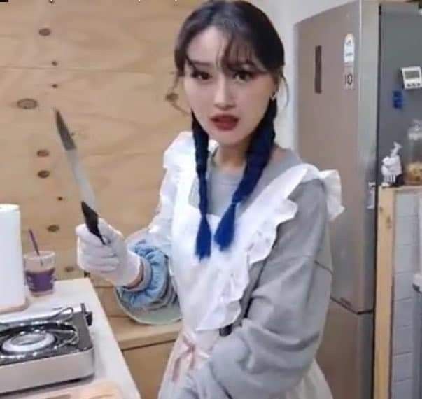 Mỗi lần ghen là dao lại xuất hiện ngay