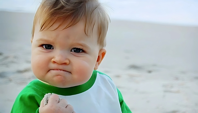 Hình nền em bé hài hước cho máy tính