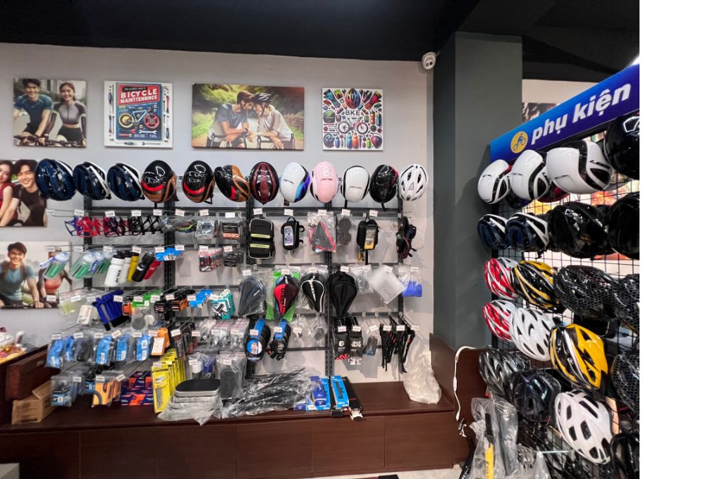 Khi lái xe đạp địa hình nữ cần chuẩn bị các phụ kiện cần thiết như nón bảo hiểm, chắn bùn, bình nước,..