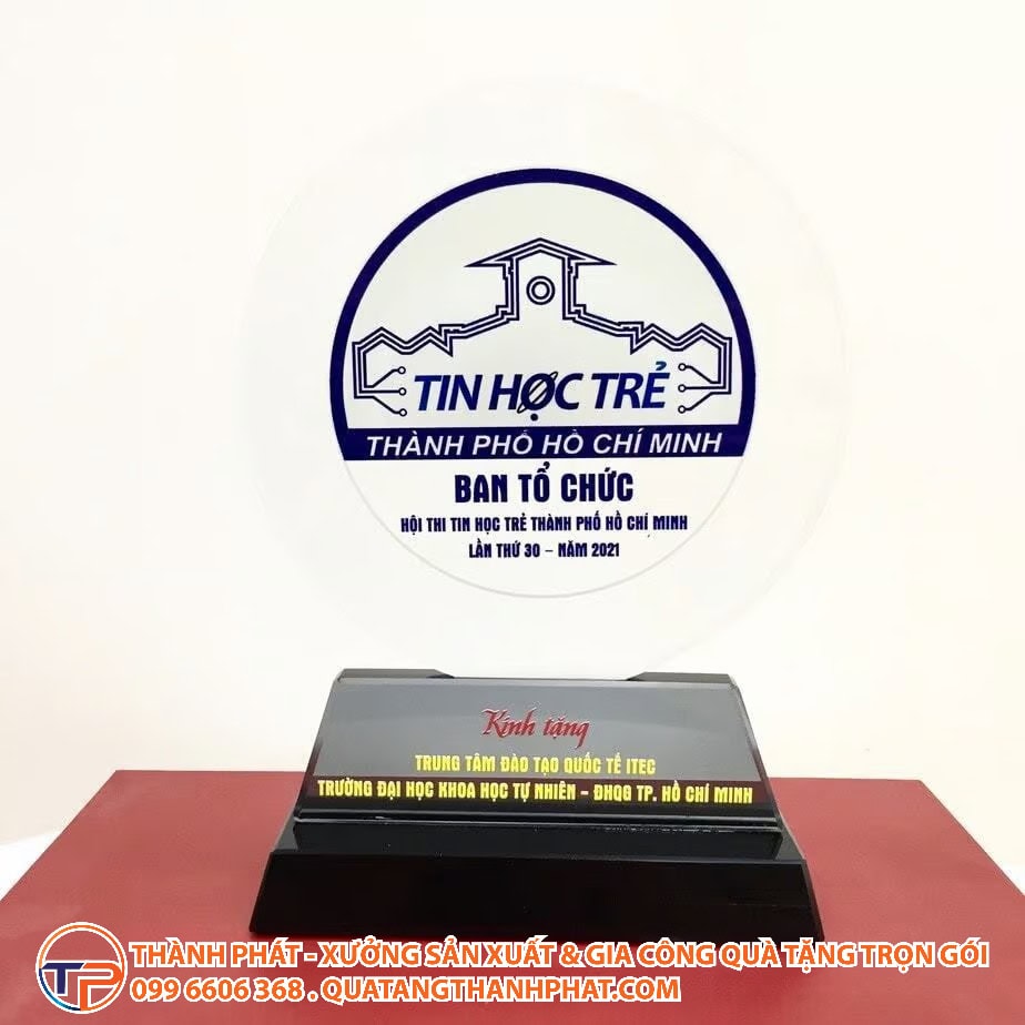 Cup pha le vinh danh hinh mat trang tron lung linh