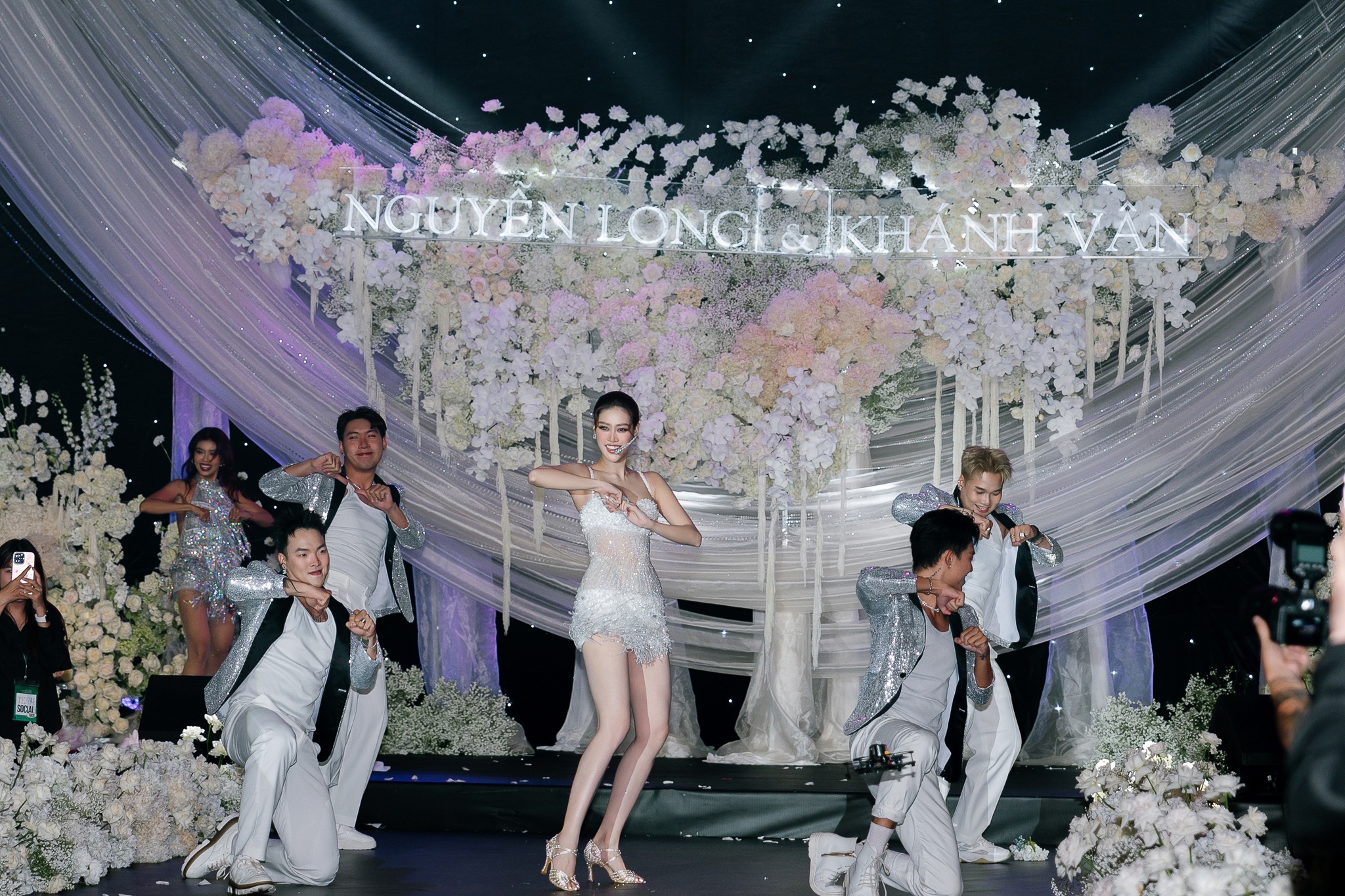 Hoa hậu Khánh Vân gây tranh luận vì nhảy gợi cảm trước mặt chú rể ở lễ cưới - 2