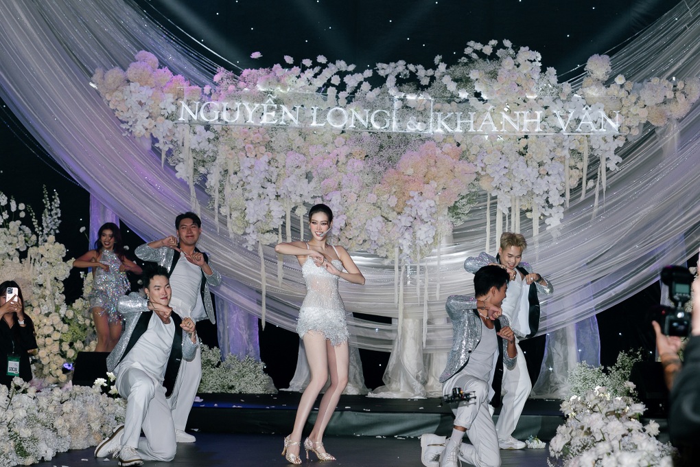 Hoa hậu Khánh Vân gây tranh luận vì nhảy gợi cảm trước mặt chú rể ở lễ cưới - 3