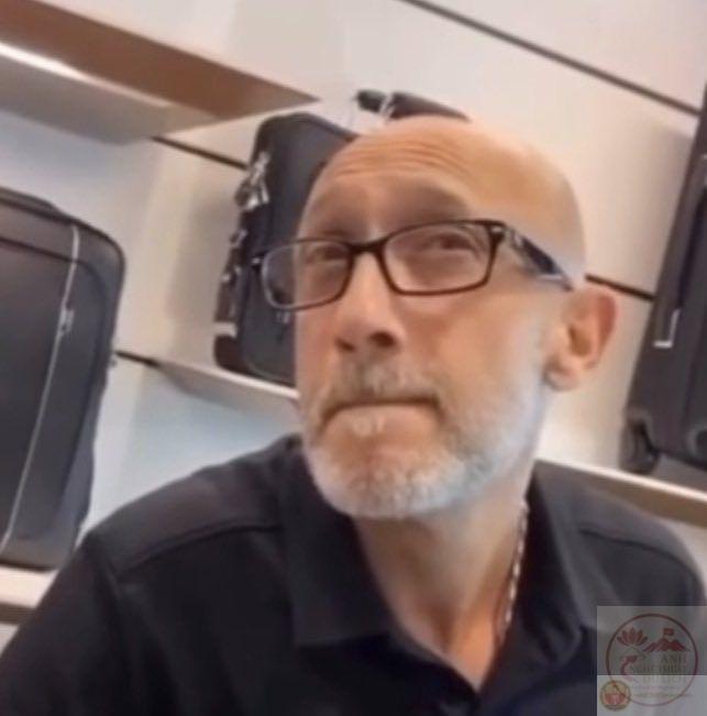 Ngay cả nụ cười vô hại cũng có thể làm ta hoài nghi bất chợt