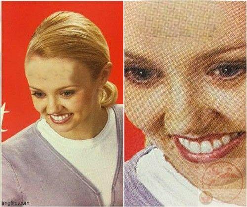 Nụ cười kia dường như ẩn chứa cả một trời nghi ngờ sâu thẳm