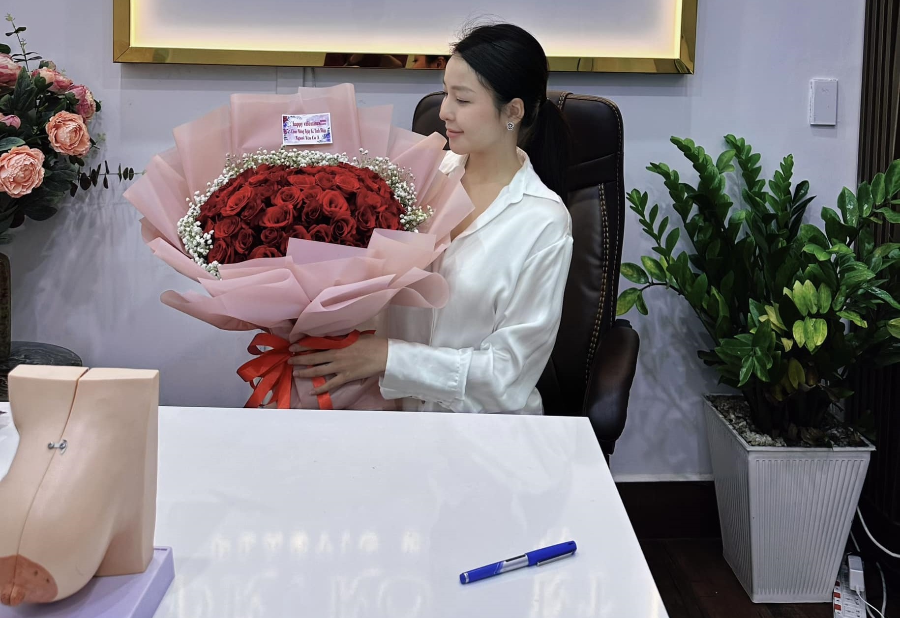 Trâm Anh hạnh phúc trong dịp lễ Tình nhân. Người đẹp cho hay bạn trai hiện tại không phải là người giàu có nhất.