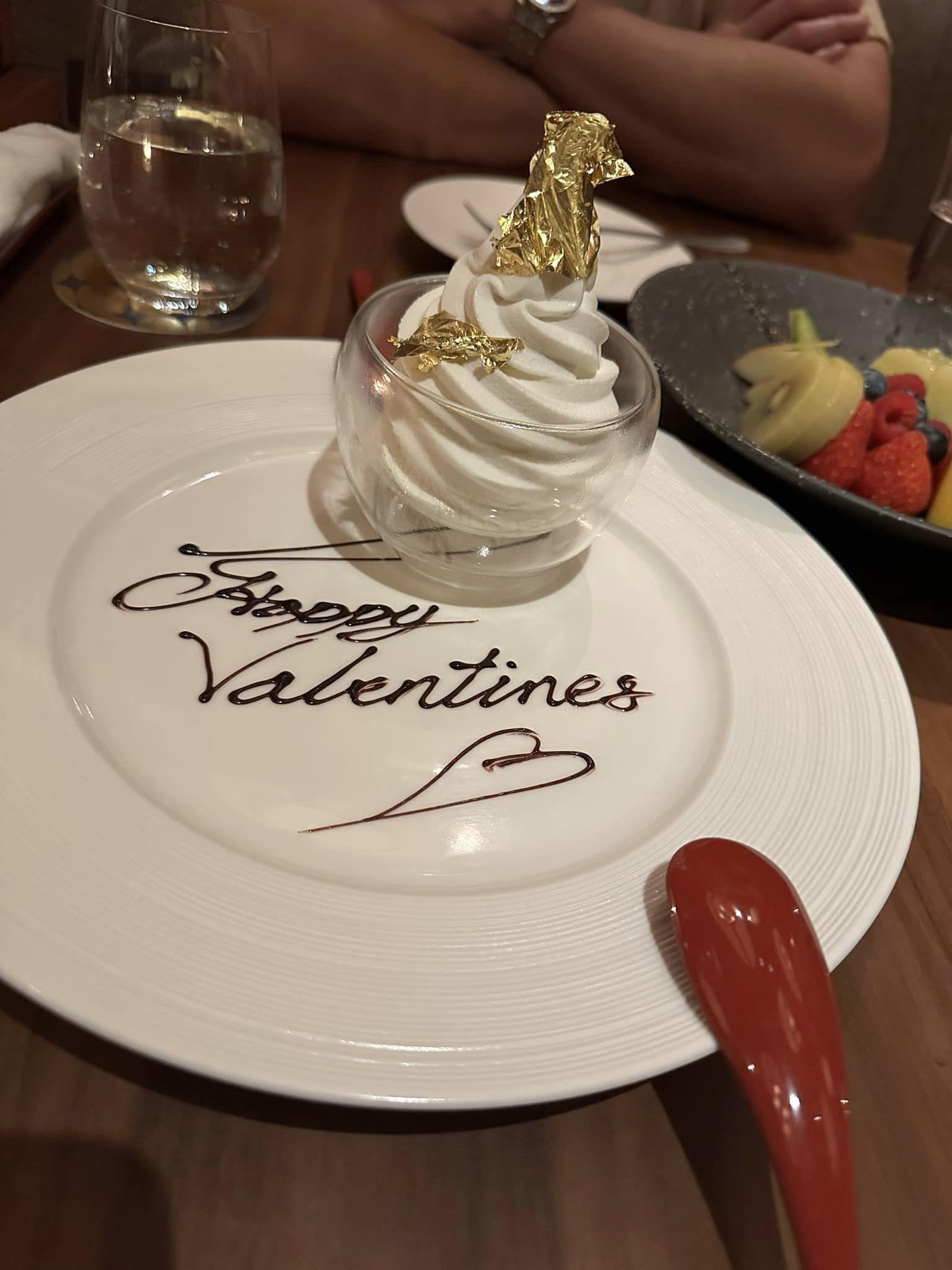 Hình ảnh bạn trai phía đối diện chỉ lộ đôi tay đang khoanh, đeo đồng hồ.