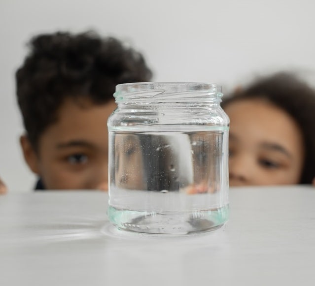 Khối lượng riêng của nước và nước đá là bao nhiêu?