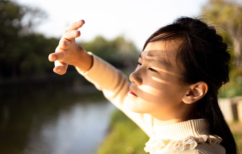 Kính chống tia UV và ánh sáng xanh có tác dụng gì? Cách chọn kính