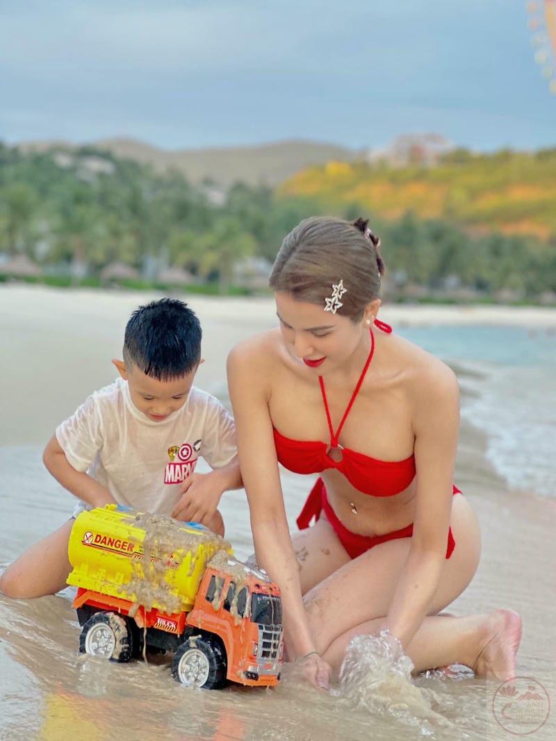 Diệp Lâm Anh bikini 13