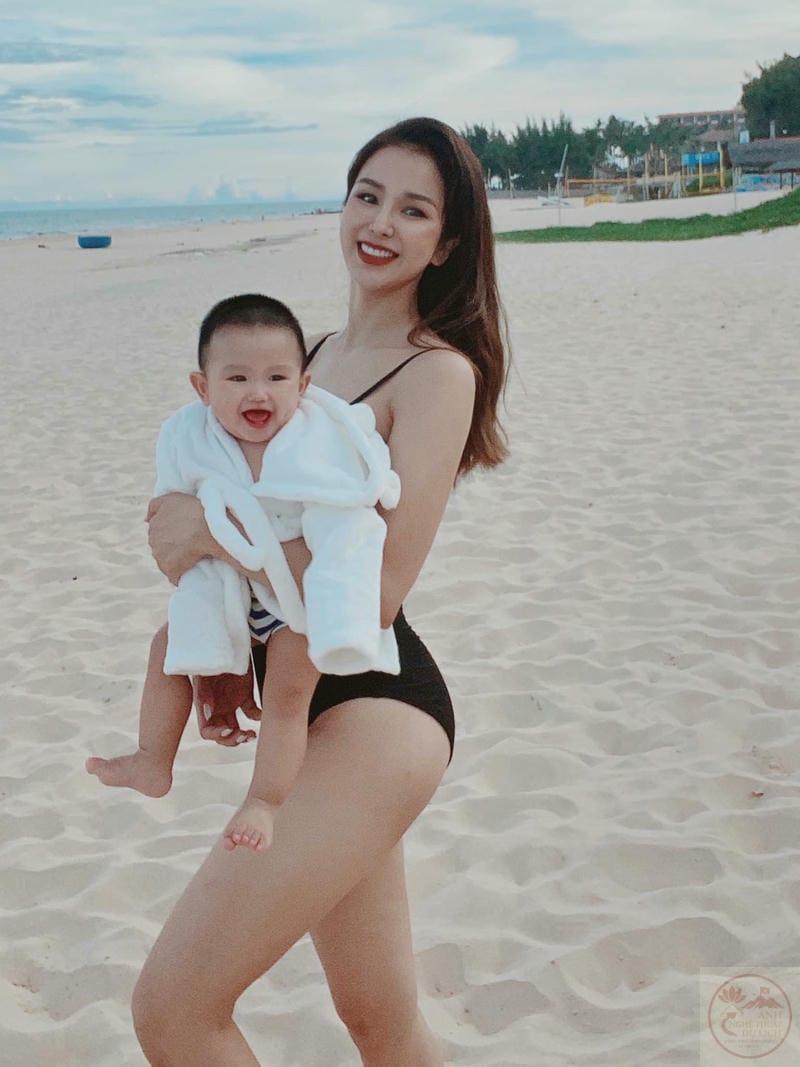 Diệp Lâm Anh bikini 29