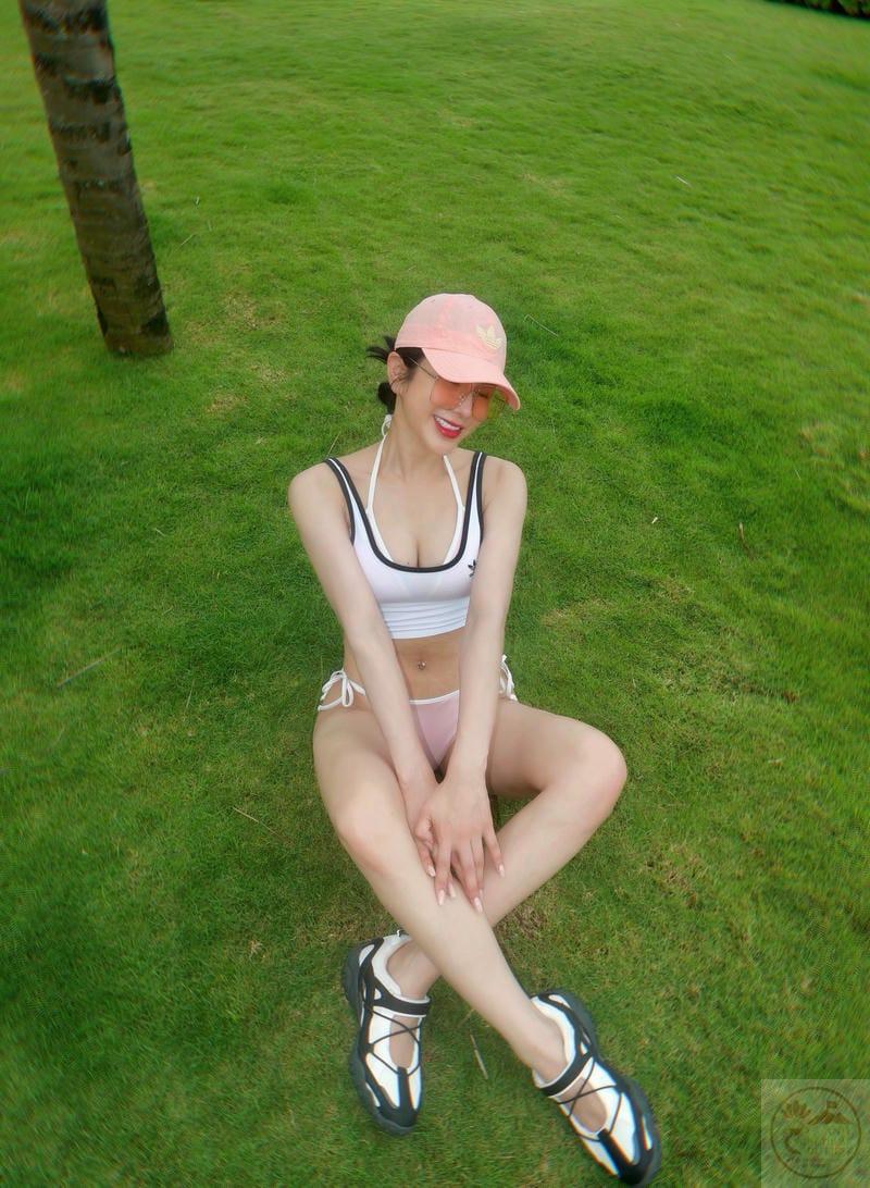 Diệp Lâm Anh bikini 38