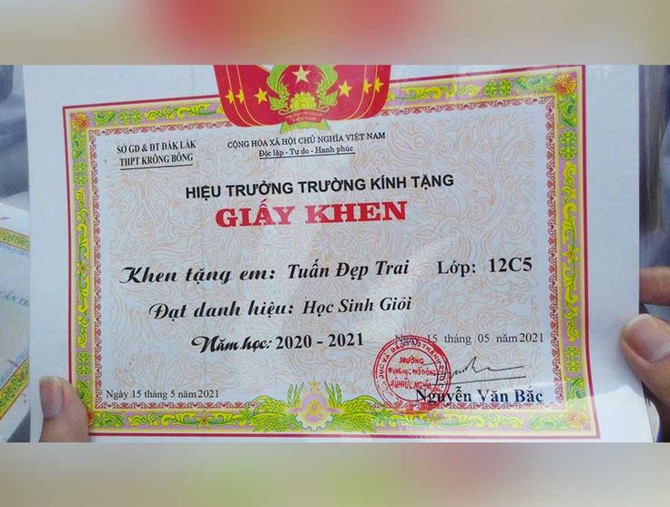 Chuẩn bị phôi giấy khen hoặc mẫu Word