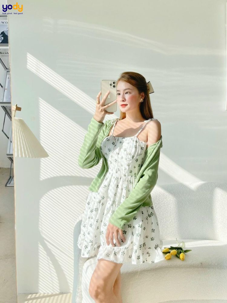 Áo khoác lửng ngoài váy mỏng 