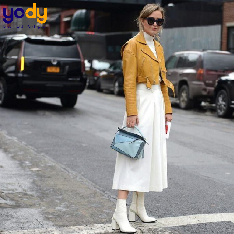 Giày cao gót trong cách phối đồ với áo khoác lửng nữ