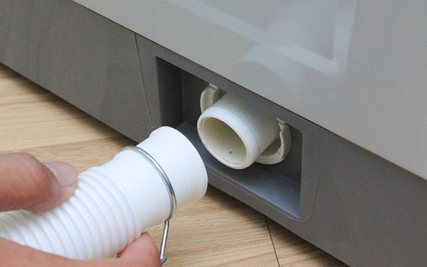 Tắc nghẽn đường ống dẫn nước máy giặt làm máy giặt không vắt được