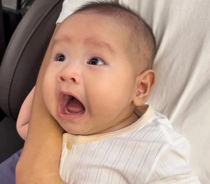 Meme em bé ngạc nhiên hài hước