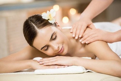 Thoa trực tiếp tinh dầu hoa nhài lên da để massage, dưỡng da, tẩy tế bào chết.