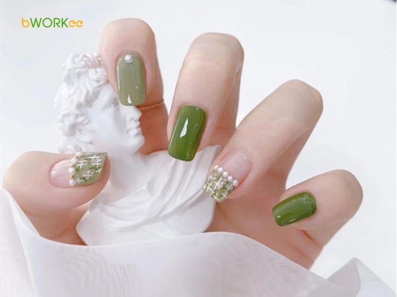 Mẫu nail màu xanh lá đính đá