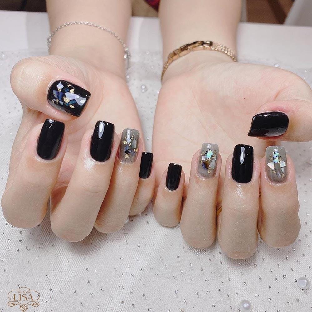 Mẫu nail ẩn xà cừ màu đen