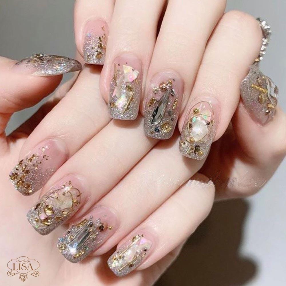 Mẫu nail ẩn xà cừ màu vàng