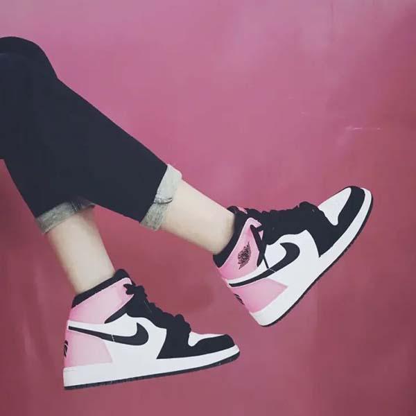 Phối quần jean đen với giày nike hồng