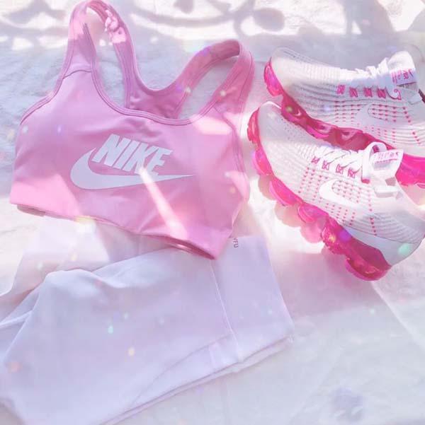 Phối đồ màu hồng với giày nike hồng