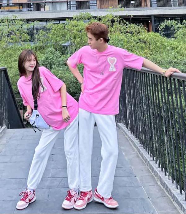 Phối quần màu trắng với giày nike hồng