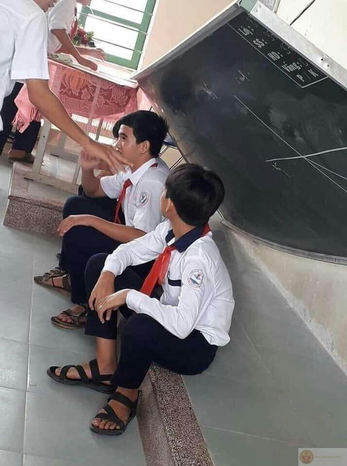 Meme học sinh hài hước thường gắn với cảnh ngủ gật trên bàn học cực quen thuộc