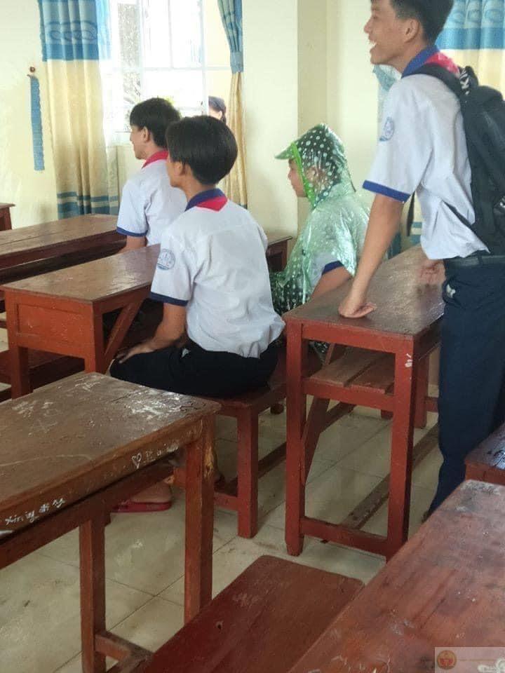 Meme học sinh thú vị tái hiện cảnh cả lớp cùng nhau