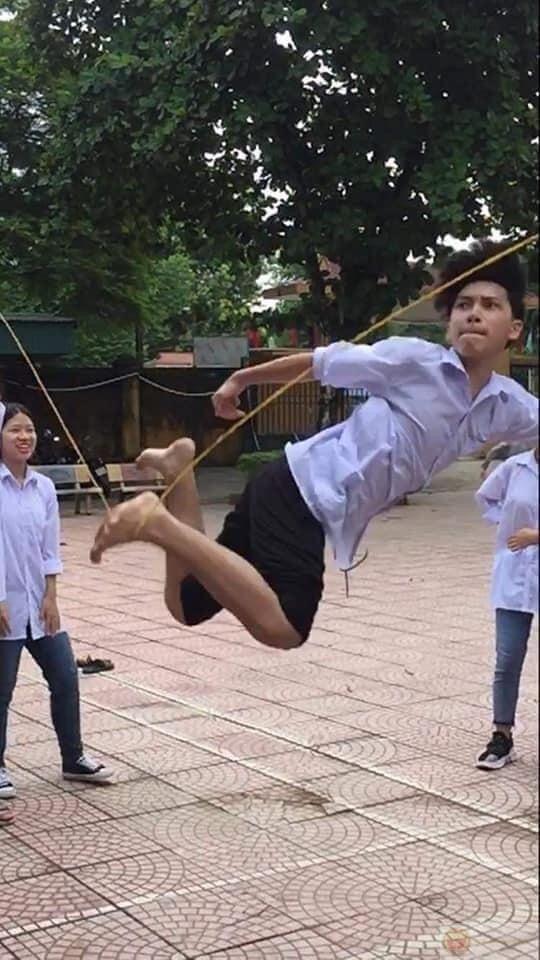 Ảnh chế học sinh độc lạ ghi lại những pha