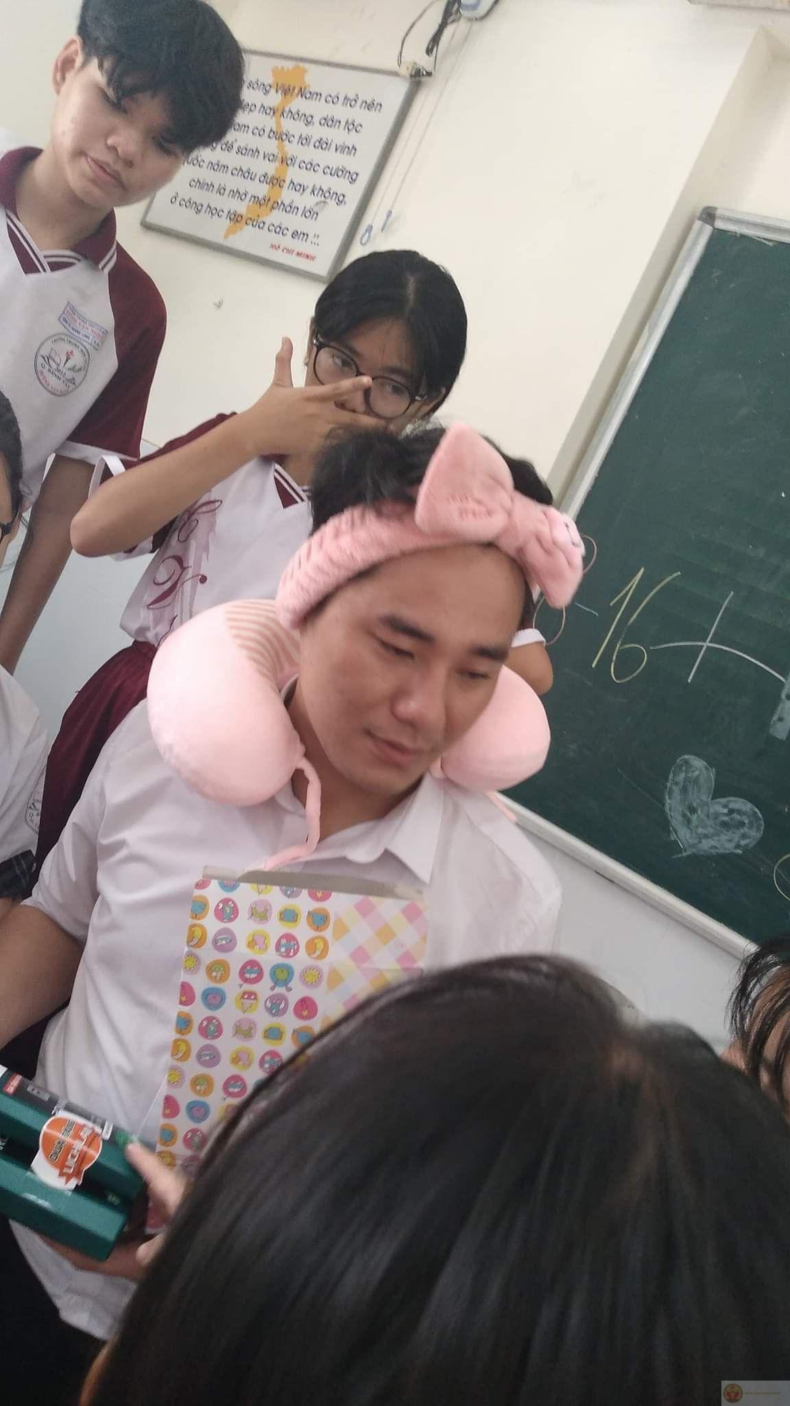 Ảnh chế học sinh vui nhộn thường xoay quanh chuyện làm bài tập về nhà muôn thuở