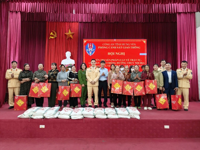 Đội Cảnh sát đường thuỷ số 2, Phòng Cảnh sát giao thông tổ chức tuyên truyền trật tự an toàn giao thông và trao quà Tết cho bà con “Làng chài bình yên”