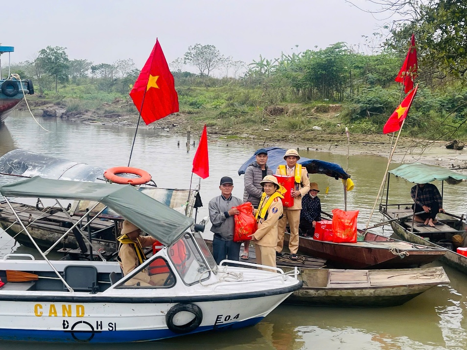 Đội Cảnh sát đường thuỷ số 2, Phòng Cảnh sát giao thông tổ chức tuyên truyền trật tự an toàn giao thông và trao quà Tết cho bà con “Làng chài bình yên”