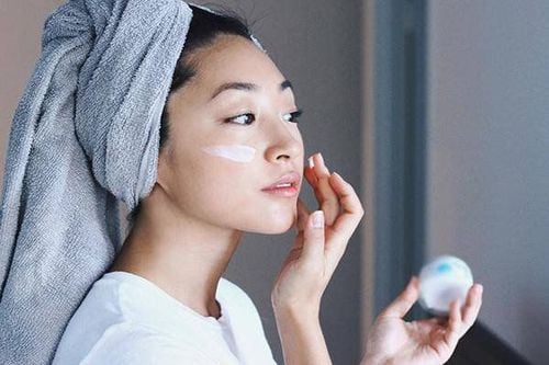 Khi dùng retinol trong thời gian đầu thì bạn chỉ nên sử dụng 1 tuần/lần