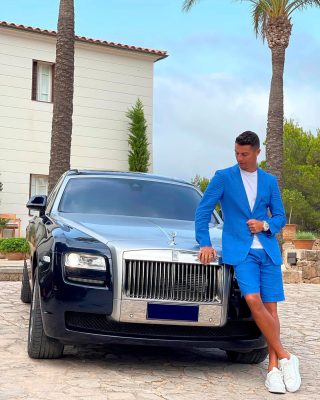 Cristiano Ronaldo trở thành tỷ phú bóng đá: Đế chế CR7