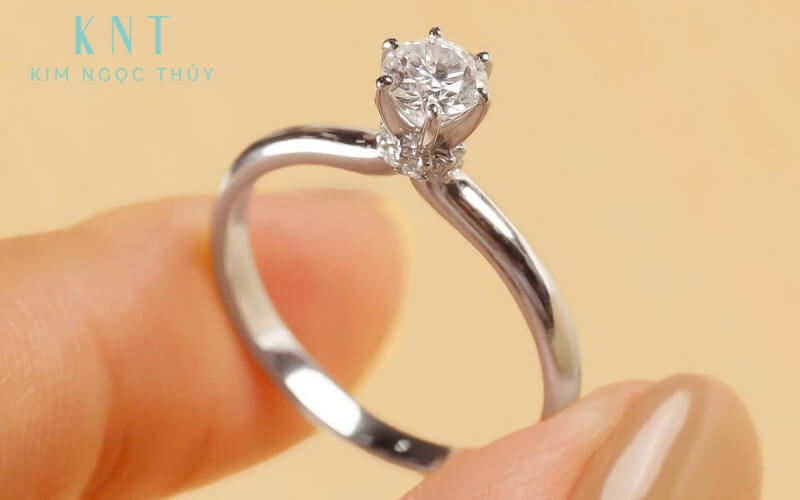 Chấu nhẫn cầu hôn kim cương thường được làm bằng vàng 18K