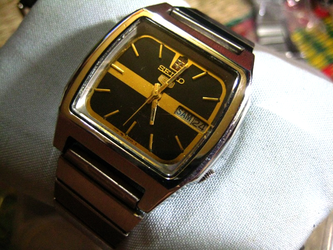 Đồng hồ Seiko mặt vuông