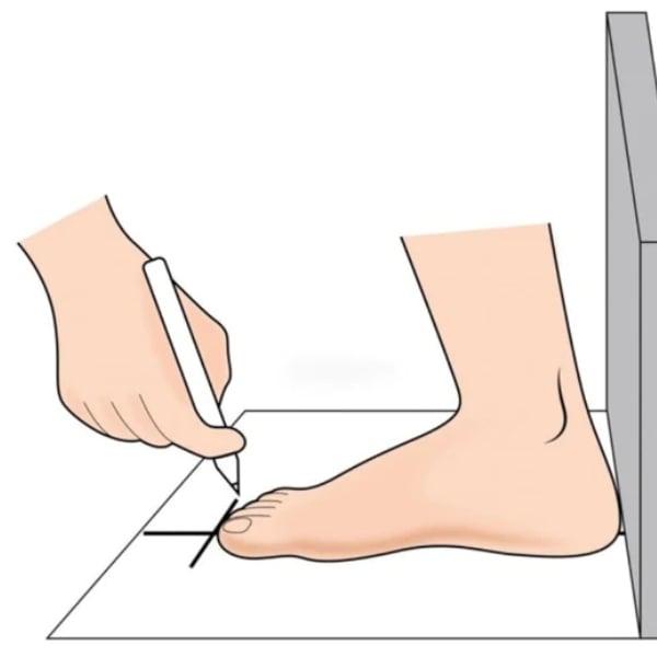 Vẽ bàn chân lên giấy