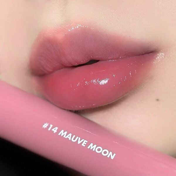 Son hồng tím mauve có độ bóng nhẹ, tạo hiệu ứng căng mướt cho đôi môi