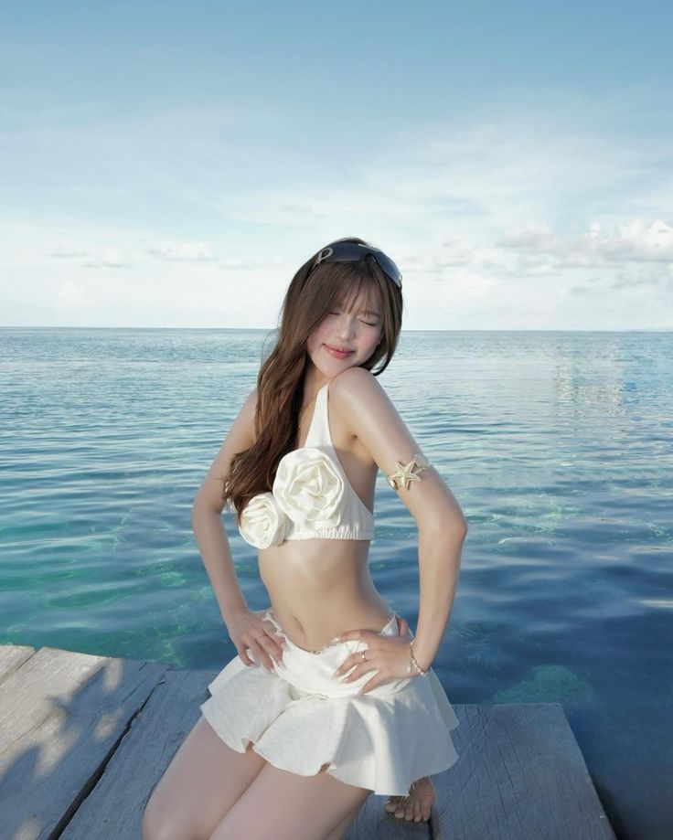 Váy nhẹ tung bay giữa gió biển mặn