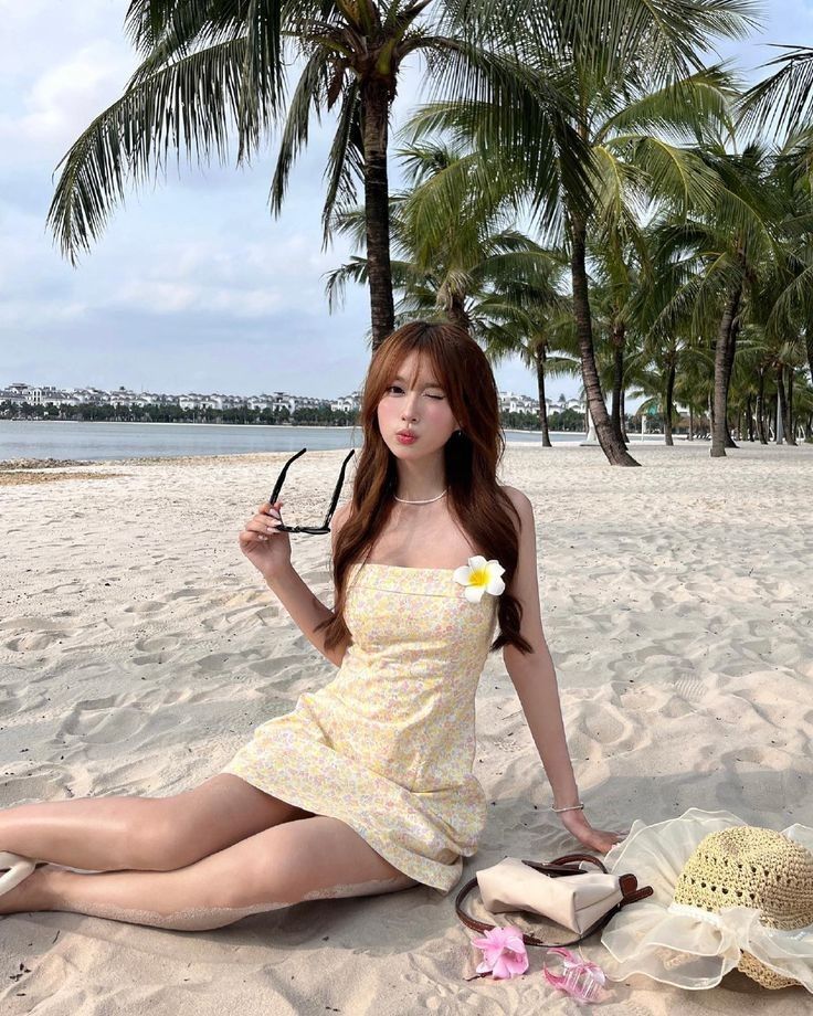 Dáng ngồi dưới cát cực xinh