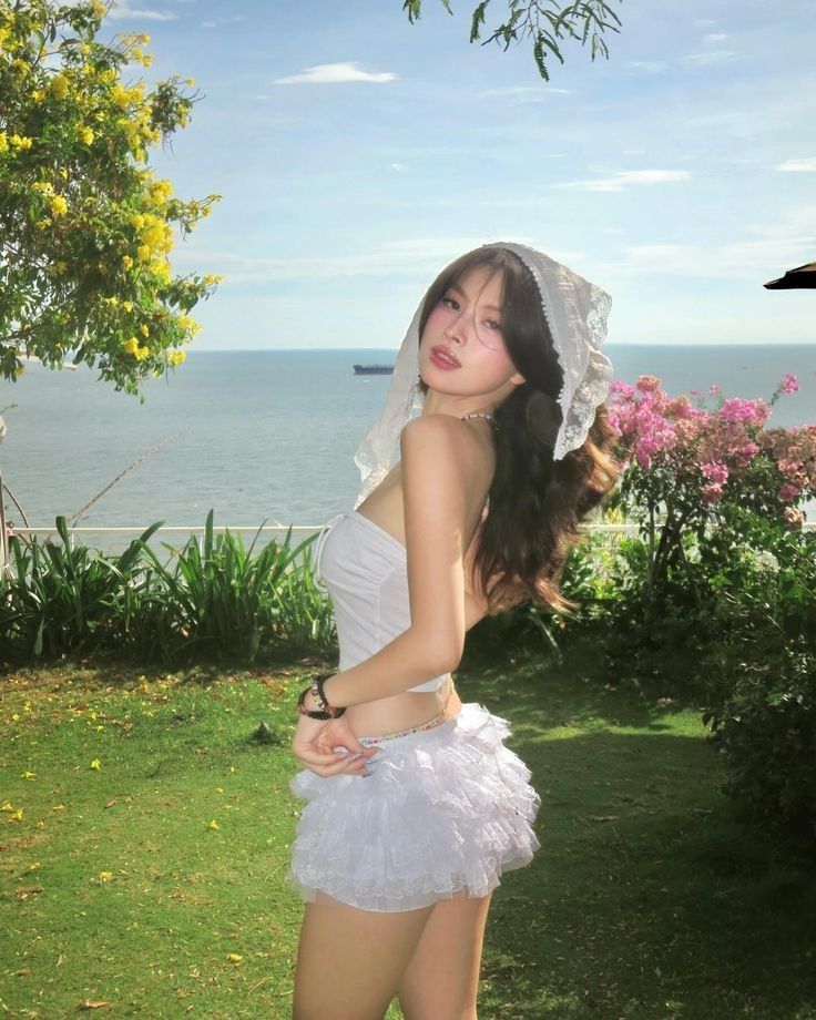 Váy bay theo sóng tạo nét dịu dàng