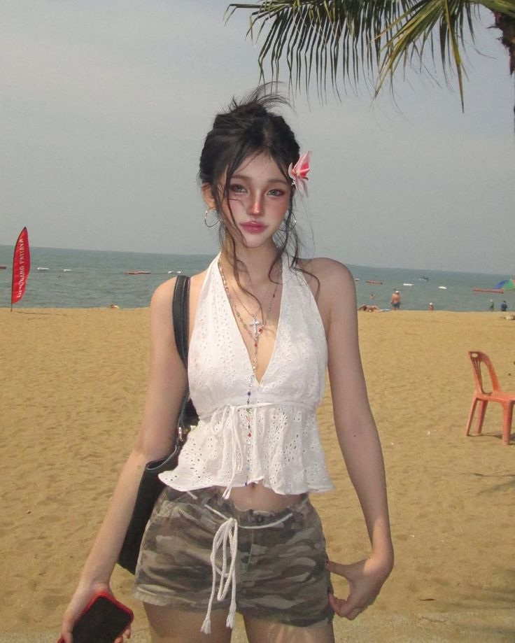 Dáng đứng bất động giữa khung cảnh biển