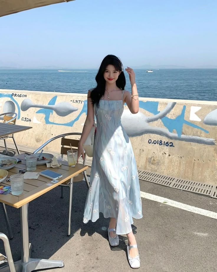 Dáng bước nhẹ giữa ánh chiều trên biển