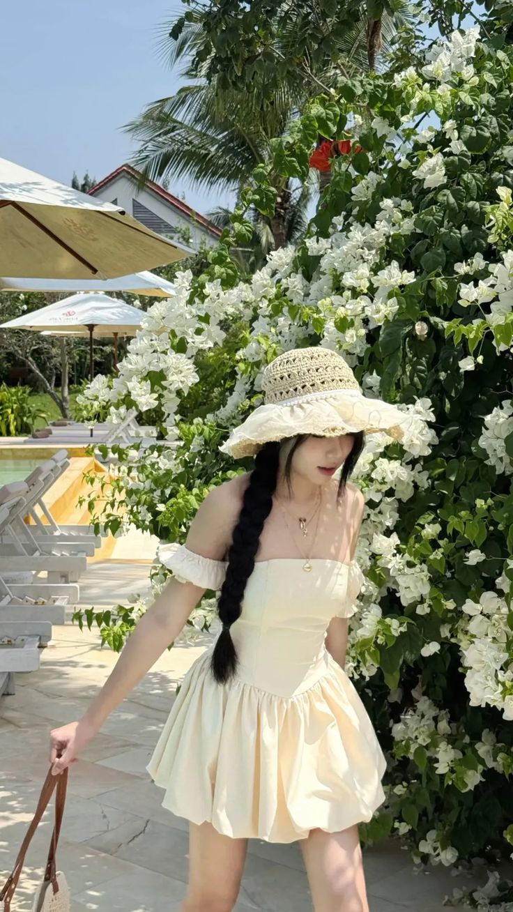 Một tay giữ mũ tạo cảm giác thoải mái