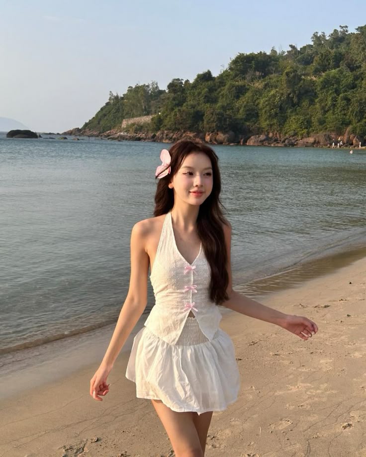 Tạo dáng trên cát với ánh nhìn xa