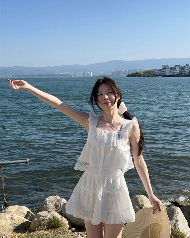 Tư thế thư giãn giữa bờ cát nắng vàng